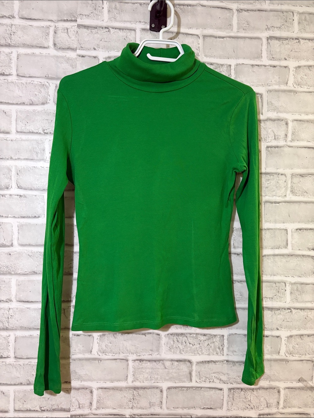 H&M Women's Green Turtleneck Long Sleeve Tee- see measurements